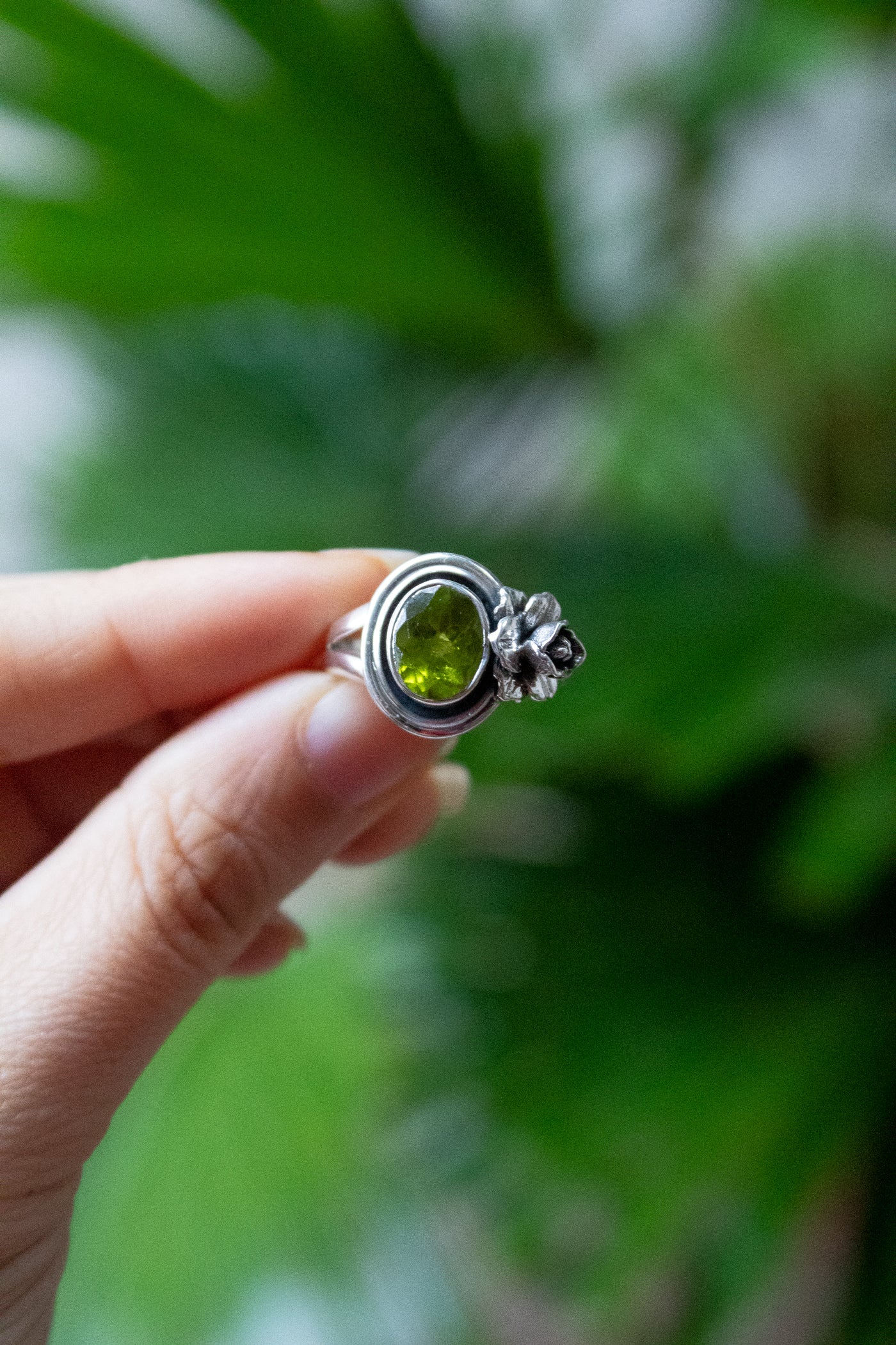 Verdant Bloom – Peridot Ring