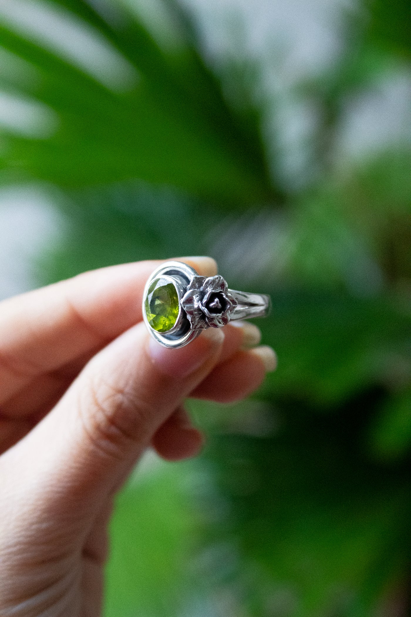 Verdant Bloom – Peridot Ring